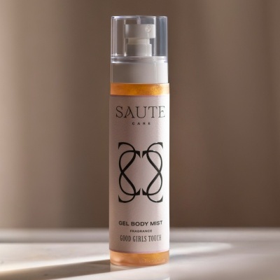 Frasco de spray de gel corporal com rótulo branco e líquido amarelo dourado