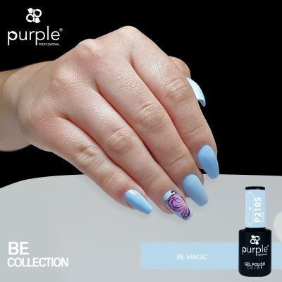 Mão com unhas azuis claras decoradas e verniz gel Purple P2105