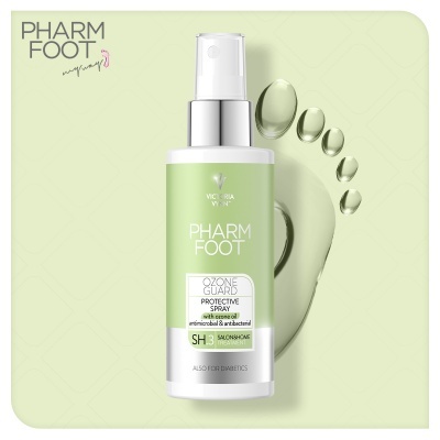Spray protetor Pharm Foot Victoria Vynn numa embalagem verde e branca com texto, fundo verde claro com pegada.
