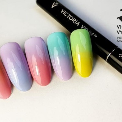Unhas artificiais com efeito degradê em cores pastel e caneta Ombre Nail Art da Victoria Vynn