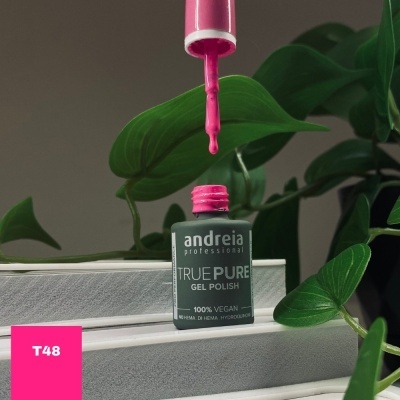 Verniz gel para unhas cor rosa Andreia Professional sobre degraus brancos com folhas verdes
