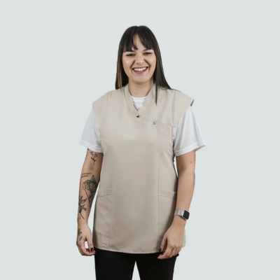 Colete bege sobre t-shirt branca com bolsos e botões