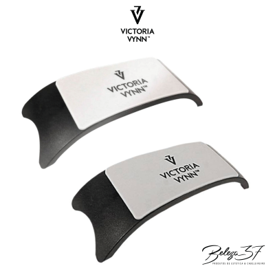 Dois acessórios curvos pretos e cinzentos com texto VICTORIA VYNN, sobre fundo branco com logos