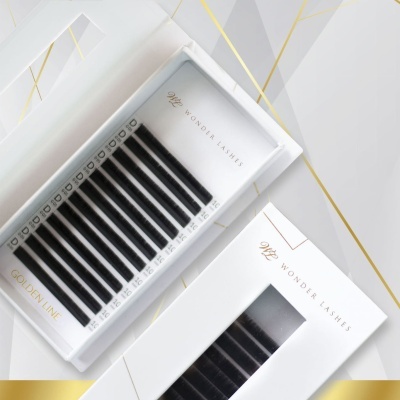 Caixas brancas de pestanas falsas Wonder Lashes com texto 'GOLDEN LINE' e pestanas visíveis através de janela transparente