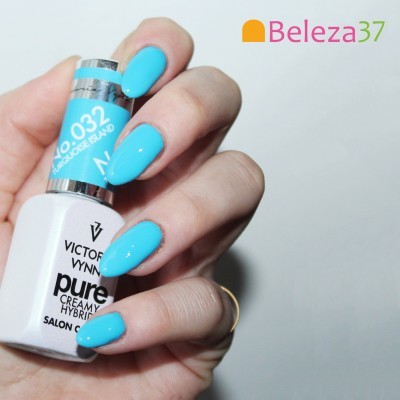 Mão segurando verniz de unhas azul Victor Wynn Pure Creamy Hybrid código 0.032 com unhas pintadas da mesma cor