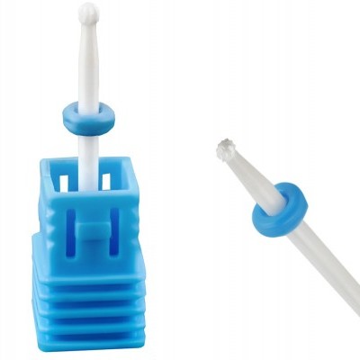 Acessórios de manicure com suporte azul e ferramenta branca com anel azul