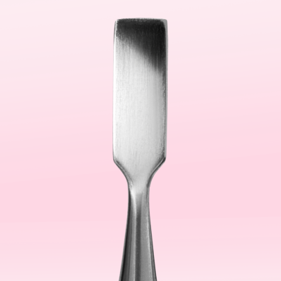 Espátula metálica para unhas com fundo cor de rosa e texto SAUTE NAILS