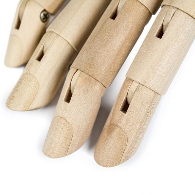 Mãos articuladas de madeira clara com juntas visíveis