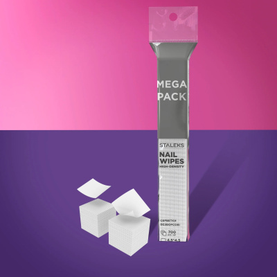 Pacote de lenços e dois montes de lenços empilhados sobre fundo colorido rosa e roxo