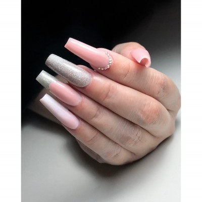Unha artificial longa em rosa claro e cinza prateado com brilho e cristais