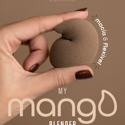 Esponja castanha de maquilhagem em forma de gota segurada por mão com unhas castanhas