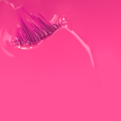 Pincel com cerdas molhado em esmalte rosa