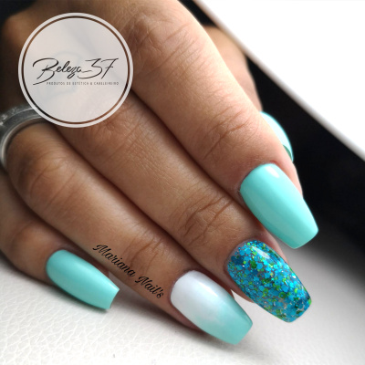 Manicure com unhas azuis e glitter azul e verde