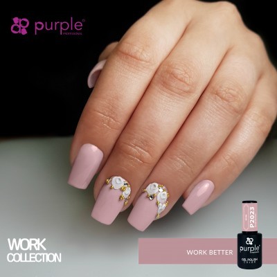Unhas pintadas com verniz rosa claro e decoração em 3D com pedras e dourado