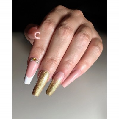 Unhas artificiais rosa, branco e dourado com decoração de pedras brilhantes
