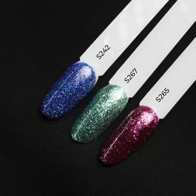 Amostras de verniz de unhas com glitter azul, verde e rosa em fundo preto