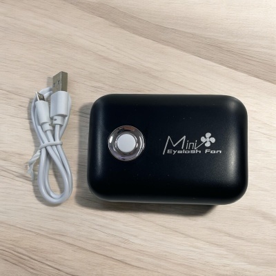 Mini ventilador preto para pestanas com cabo USB branco