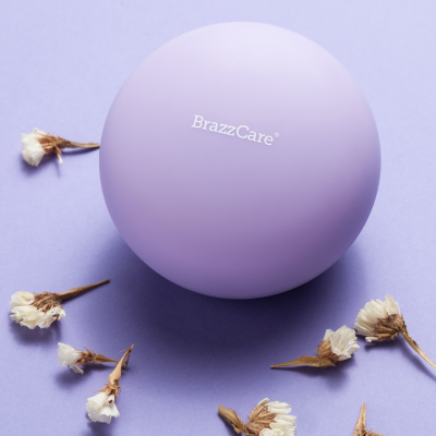 Bola de exercício lilás BrazzCare com flores secas ao redor