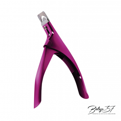 Corta unhas rosa com lâmina metálica e mola, fundo branco