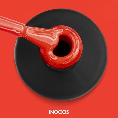 Frasco de verniz de unhas vermelho aberto com pincel