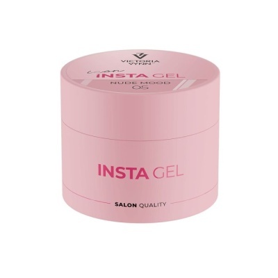 Frasco rosa claro de gel para unhas com texto Victoria VYNN Insta Gel Nude Mood 05 Salon Quality