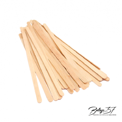 Pauzinhos de madeira empilhados sobre fundo branco com logótipo Beleza37