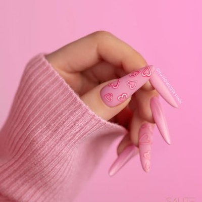 Unha rosa alongada com padrão de corações e manga de malha rosa