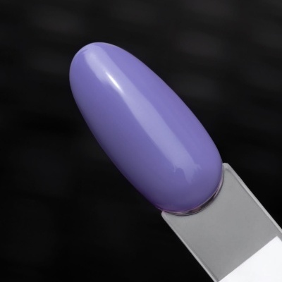 Unha artificial roxa brilhante em base transparente