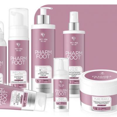 Produtos para os pés da VICTORIA VYNN PHARM FOOT com embalagens rosa e branca em fundo rosa claro