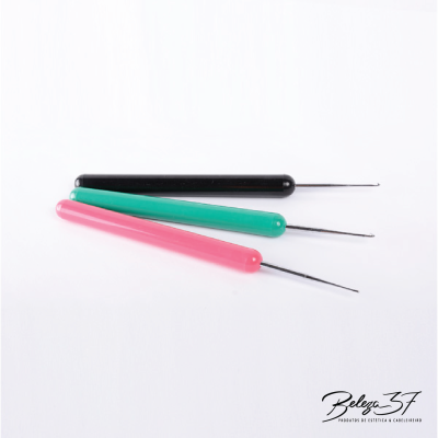 Três agulhas de unha com cabos coloridos sobre fundo branco