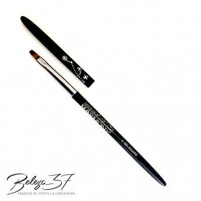 Pincel cosmético preto com capa protetora preta e texto branco