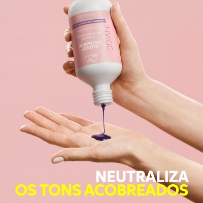 Garrafas branca com líquido roxo a ser vertido na palma da mão