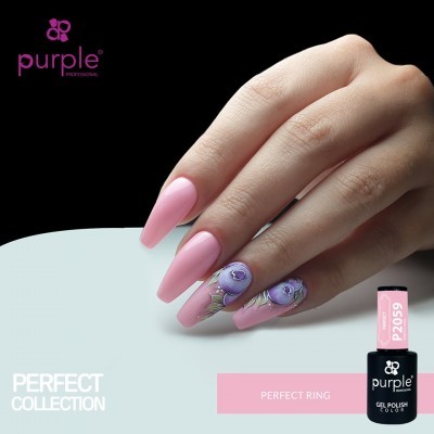 Mão com unhas pintadas de rosa claro, decoração floral lilás, embalagem de verniz gel preta com rótulo rosa