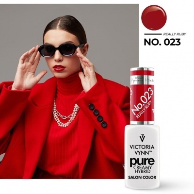 Esmalte Victoria Vynn cor Really Ruby No. 023 com modelo a usar roupa vermelha e colar de pérolas