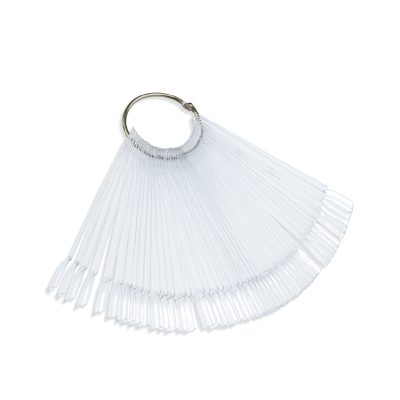 anel metálico com amostras de unhas artificiais transparentes