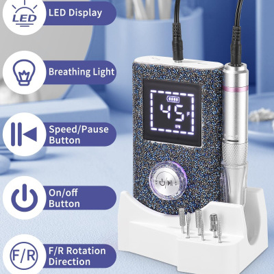 Dispositivo eletrônico azul texturizado com visor LED e base branca com acessórios