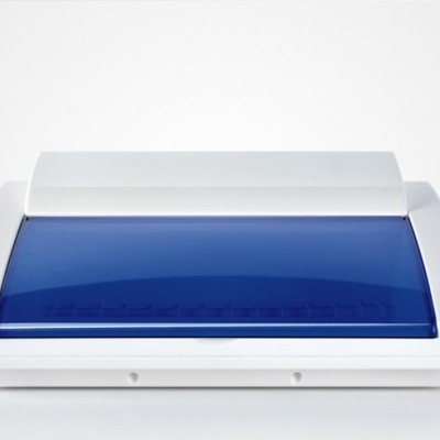 Scanner branco com tampa azul translúcida sobre superfície branca