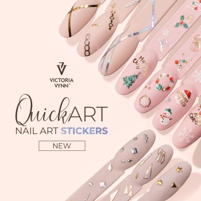 Stickers de arte de unhas Victoria Vynn com padrões natalícios e cristais em unhas em tons nude e rosa claro