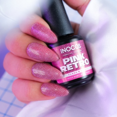 Verniz gel INOCOS Pink Retro rosa brilhante em mão com unhas decoradas