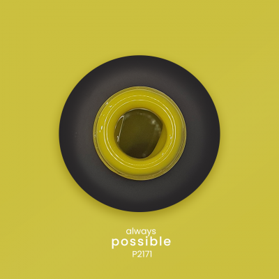 Frasco com conteúdo amarelo e tampa preta sobre fundo amarelo com texto