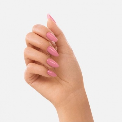 Mão com unhas pintadas de rosa e fundo branco