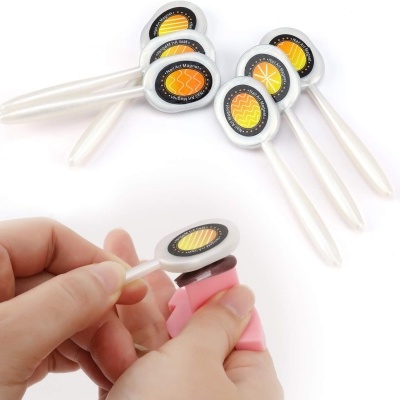 Ferramentas plásticas brancas com etiquetas coloridas para aplicar produto em unhas