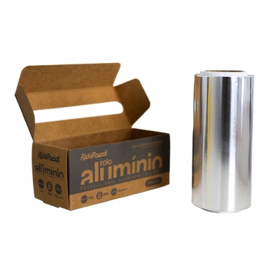 Rolo de alumínio ao lado de caixa de cartão castanha com texto preto