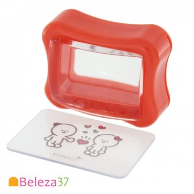 Carimbo vermelho translúcido e cartão branco com desenho cartoon de duas personagens e corações