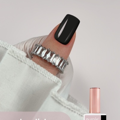Esmalte de gel preto Purple Professional 106 noir numa unha com anel prateado