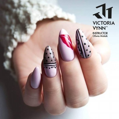 Unhas decoradas com design artístico em tons rosa, bege e vermelho com padrões pretos