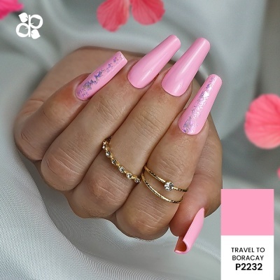 Unhas artificiais compridas cor-de-rosa com detalhes em foil prateado e anéis dourados