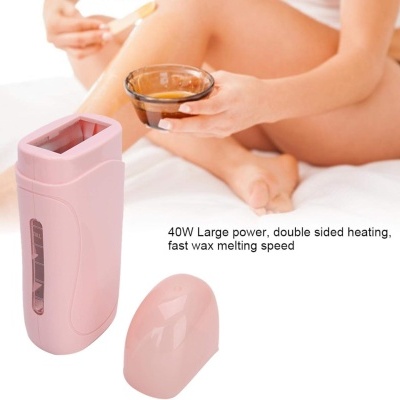 Dispositivo rosa para aquecer cera e pessoa a aplicar cera nas pernas