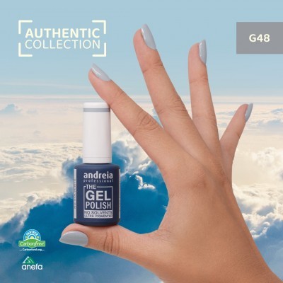 Mão feminina segurando verniz gel azul escuro Andreia Professional com céu e nuvens ao fundo