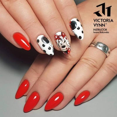 Unhas pintadas vermelhas e brancas com padrão de pintas negras e desenho da Minnie